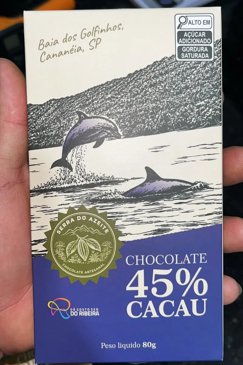 Barra Chocolate 45% Cacau da Serra do Azeite, com ilustração dos golfinhos da Baía de Cananéia