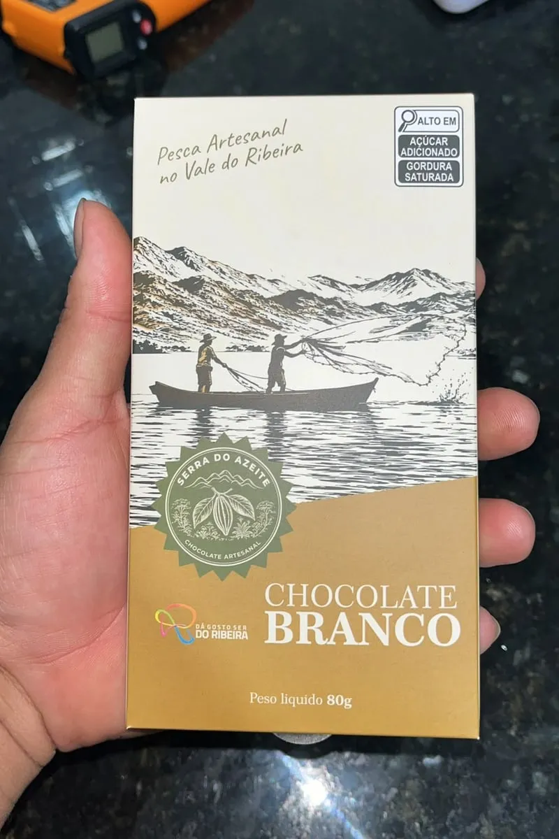 Barra de chocolate branco da Serra do Azeite, com ilustração da pesca artesanal no Vale do Ribeira